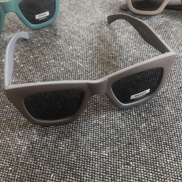 Plastic/rubber coated UV sunglasses. (New!) - Picture 6 of 7